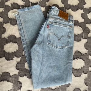 Levi’s wedgie straight cut high rise jeans !